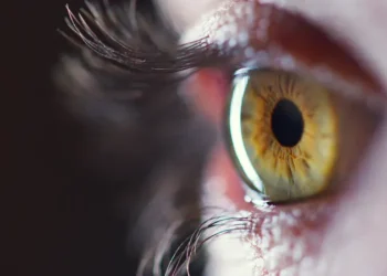 تقنية جديدة لتصحيح النظر بدون ليزر.. ومدتها دقيقة واحدة